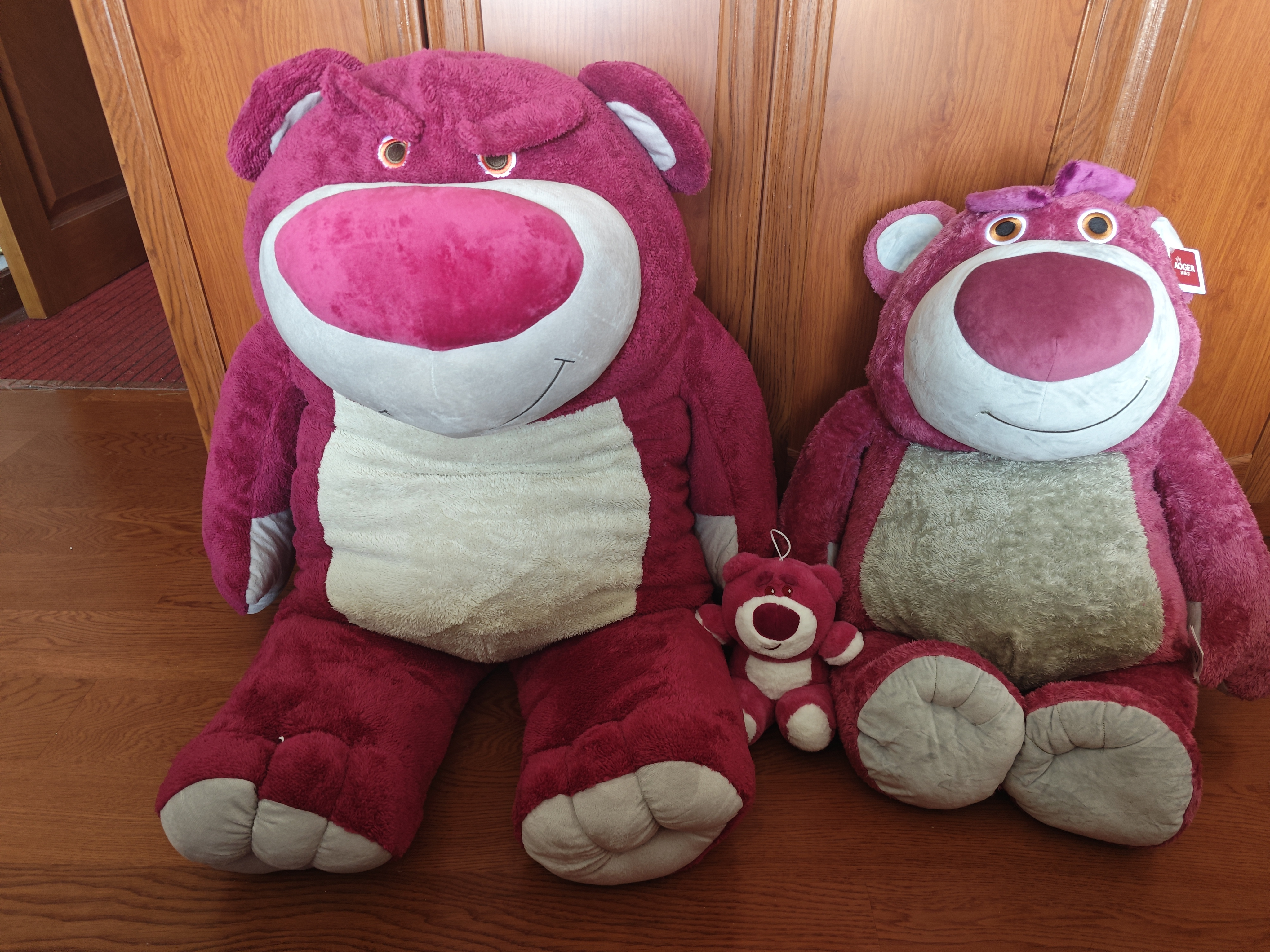 收到了多个朋友送的草莓熊大玩偶!!!